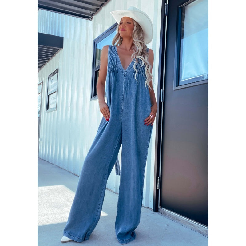 💃V-Neck Sleeveless Sexy Open-Back Washed Denim Jumpsuit🔥