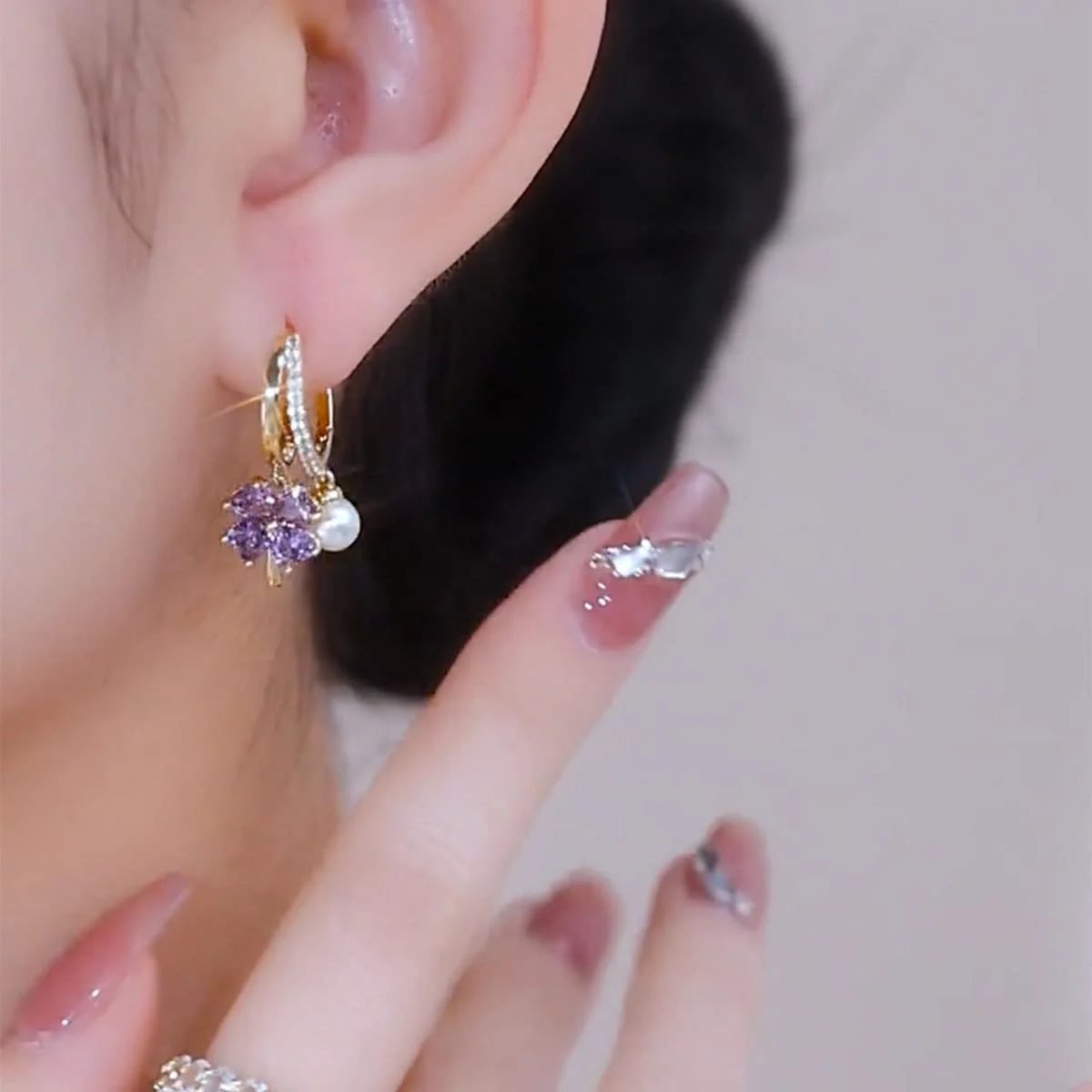 Buy 1 Get 1 Free🌸Fashion crystal four-petal flower pearl earrings